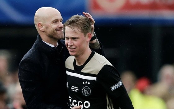 HLV Erik ten Hag sẽ mang cậu học trò cũ Frenkie De Jong về tái hợp ở Man.United?