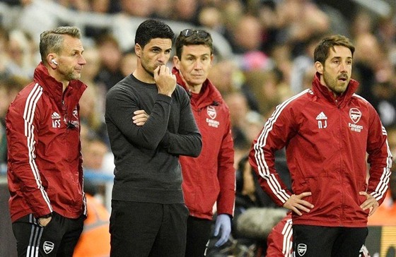 Mikel Arteta và cộng sự buồn bã sau trận thua gần nhất ở Newcastle. Ảnh: Getty Images