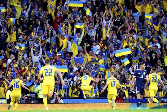 Ukraine vượt khó tiến vào chung kết play-off ảnh 1