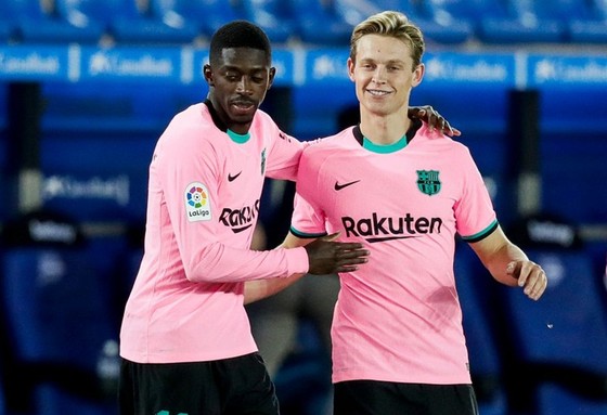 Frankie de Jong (phải) và Ousmane Dembele sắp phải rời Barca.