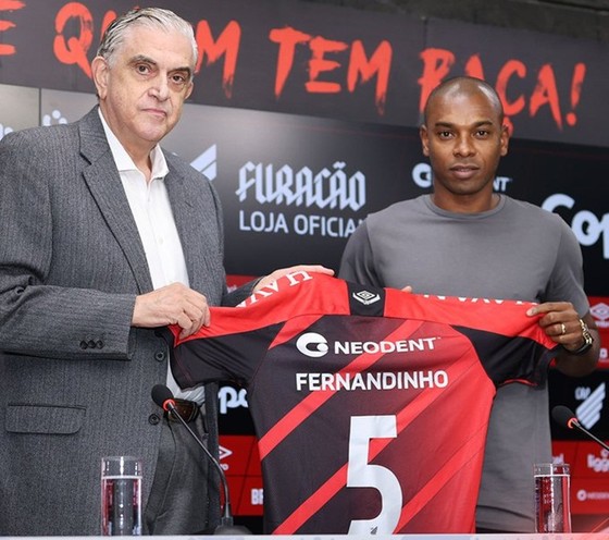 Fernandinho trở lại với nơi anh bắt đầu sự nghiệp là Athletico Paranaense.