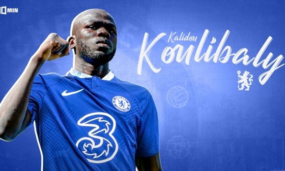 Kalidou Koulibaly trở thành tân binh thứ 2 trong mùa hè của Chelsea.