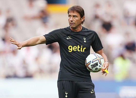 HLV Antonio Conte cảnh báo Tottenham vẫn còn chặng đường dài để phát triển. Ảnh: Getty Images
