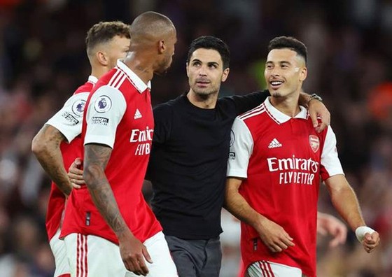 HLV Mikel Arteta cố gắng thúc đẩy niềm tin của các cầu thủ trẻ Arsenal. Ảnh: Getty Images