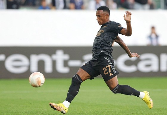 Man.United gục ngã ngay trên sân nhà, Arsenal thắng ở Zurich ảnh 1