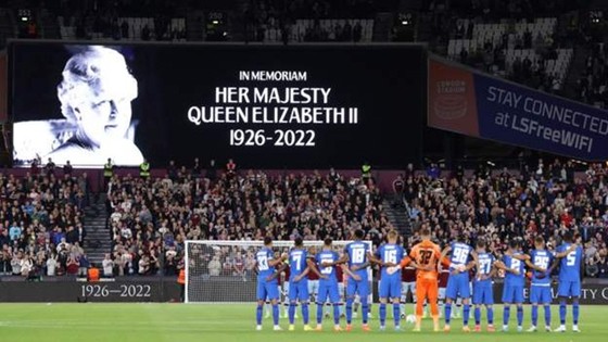 Thế giới bóng đá đang bày tỏ sự tôn kính đối với Nữ hoàng Elizabeth II.