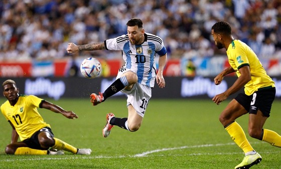 Bước vừa sang tuổi 35, Lionel Messi vẫn đang thăng hoa phong độ.