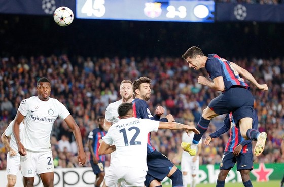 Bayern hùng dũng đi tiếp, Lewandowski níu giữ cơ hội mong manh cho Barca