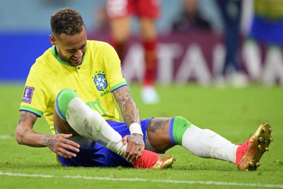 Neymar khóc trước nguy cơ chia tay World Cup ảnh 1