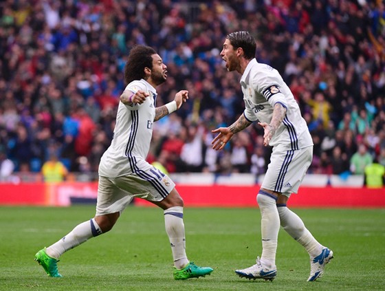 Marcelo (trái) chung vui với Ramos sau bàn quyết định cho Real.