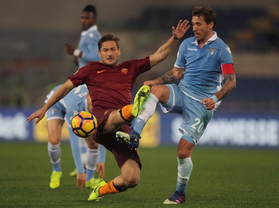 Lucas Biglia (phải, Lazio) phạm lỗi với Francesco Totti (AS Roma) trong trận bán kết Cúp Italia hồi tháng 3.