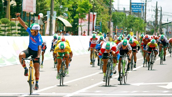 Tay đua Yoeun Phi Yuth (trái) xuất sắc giành Áo xanh sau 2 chặng. Ảnh: Dương Thu