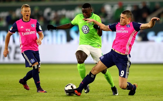 Wolfsburg (trái) có thể tránh được suất phải dự vòng play-off vào cuối mùa.