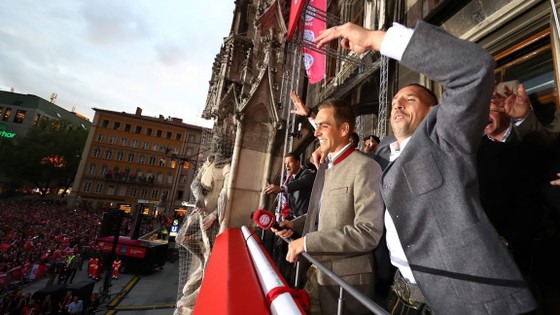 Các cầu thủ Bayern Munich hạnh phúc trong ngày đăng quang trên ban công của Tòa Thị chính Munich.