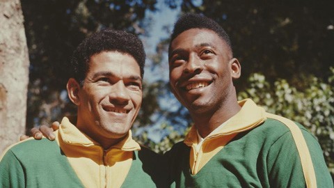 Garrincha (trái) và Vua bóng đá Pele. 