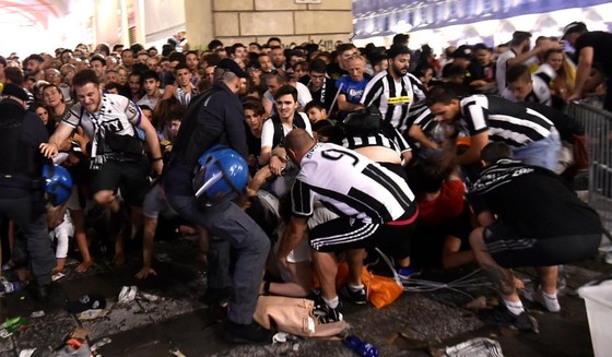 Hàng trăm cổ động viên Juventus bị thương khi xem Chung kết ​Champions League ảnh 2