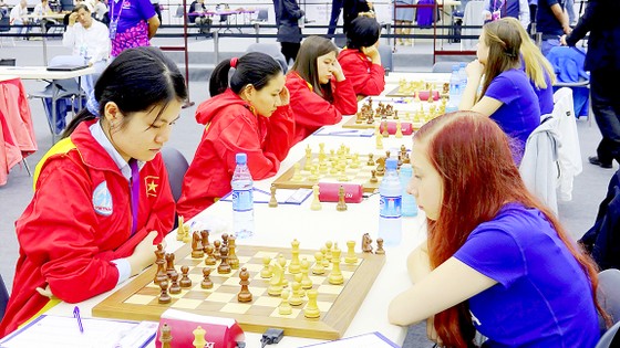 Đội tuyển cờ vua nữ Việt Nam (trái) thắng Estonia 3-1  ở giải Olympiad lần 42