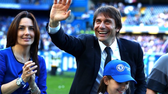 HLV Conte cùng vợ con trong ngày mừng Chelsea vô địch Premier League.