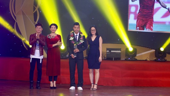 Văn Thanh đạt danh hiệu Cầu thủ trẻ xuất sắt nhất 2016