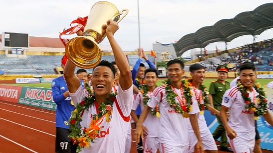 Niềm vui đăng quang V-League của Nam Định sau 7 năm chờ mong.