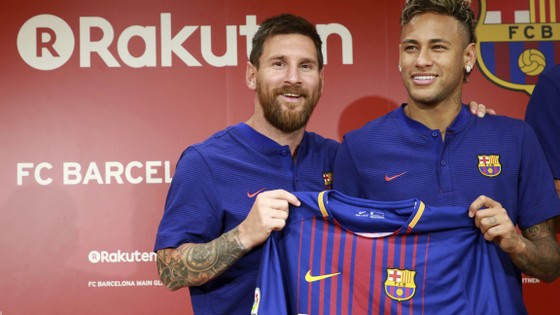Neymar (phải) muốn thoát khỏi cái bóng của Messi ở Barca.