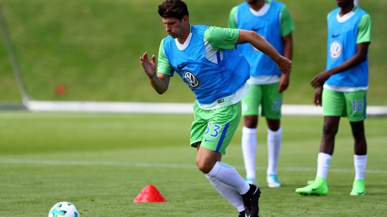 Mario Gomez đang tập luyện cật lực cùng các đồng đội để chuẩn bị cho mùa bóng mớI.