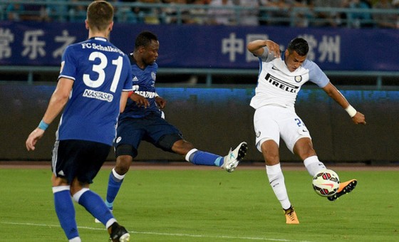 Jeison Murillo (phải, Inter) ghi bàn trong trận gặp Schalke ở Trung Quốc.