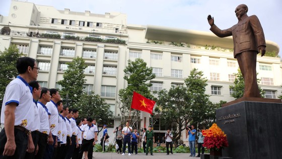 5.000 người hưởng ứng Lễ xuất quân cổ vũ đoàn thể thao Việt Nam dự SEA Games 29  ảnh 1