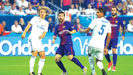 Messi xử lý bóng trước các cầu thủ Real.