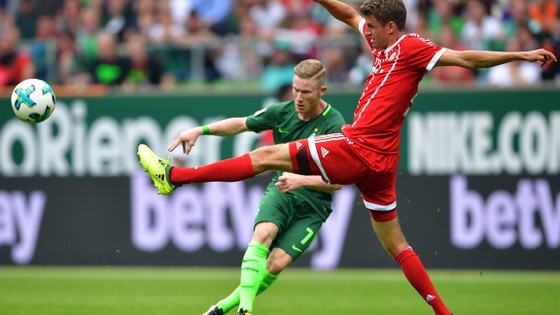 Thomas Mueller (phải) cảm thấy không vui vì bị loại ra khỏi đội hình xuất phát của Bayern Munich.