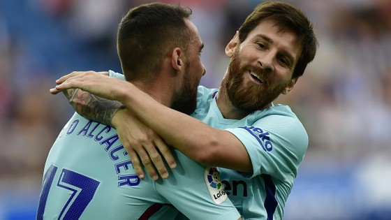 Messi chia vui với Alcacer sau bàn thứ 2 vào lưới Alaves.