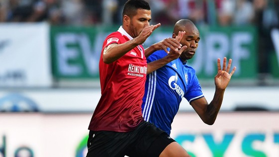  Hannover (phải) đã gây sức ép rất tốt lên hàng phòng ngự của Schalke.