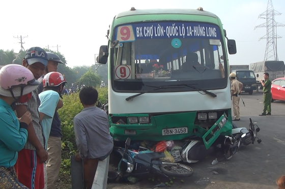 Kinh hoàng cảnh xe buýt cuốn hàng loạt xe máy vào gầm, nhiều người bị thương nặng ảnh 2