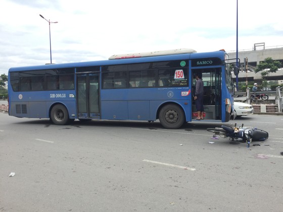 Xe buýt tông xe máy, 2 người nguy kịch ảnh 1