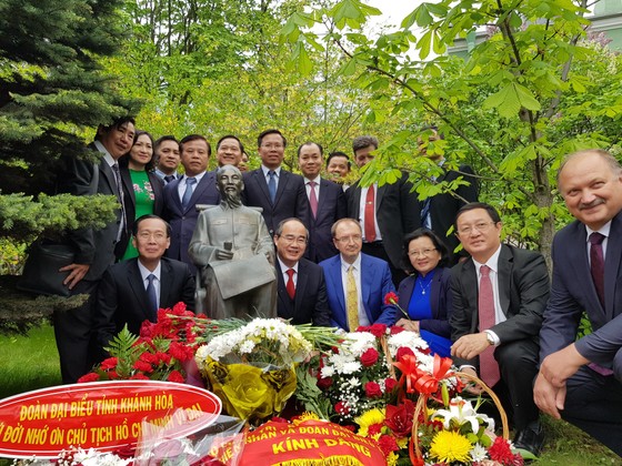 Dâng hoa tượng đài Hồ Chí Minh trong khuôn viên Trường Đại học Tổng hợp Quốc gia Saint Pertersburg ảnh 1