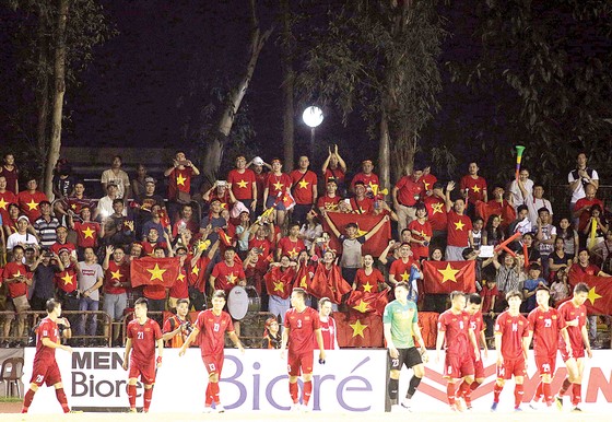 Chiến thắng của đội tuyển Việt Nam luôn có sự đồng hành của người hâm mộ. Ảnh: MINH HOÀNG