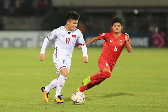 Cầu thủ Nguyễn Quang Hải (trái)