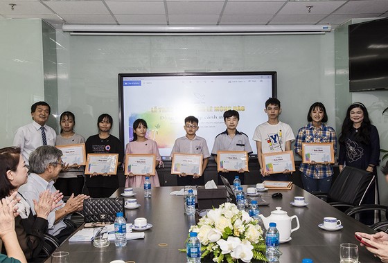 Trao tặng 83 suất học bổng Lê Mộng Đào cho con em nhân viên Tập đoàn Xây dựng Hòa Bình ảnh 3
