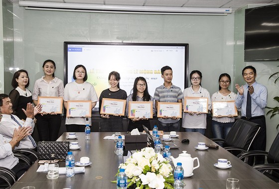 Trao tặng 83 suất học bổng Lê Mộng Đào cho con em nhân viên Tập đoàn Xây dựng Hòa Bình ảnh 2