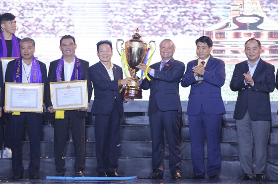 Hà Nội FC dành tặng chức vô địch cho người hâm mộ, đón nhận Huân chương lao động hạng Ba ảnh 2
