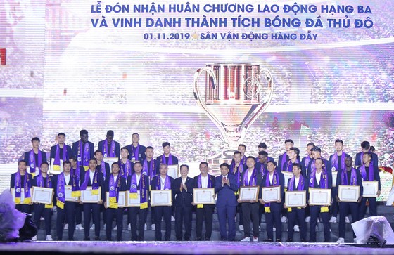 Hà Nội FC dành tặng chức vô địch cho người hâm mộ, đón nhận Huân chương lao động hạng Ba ảnh 3