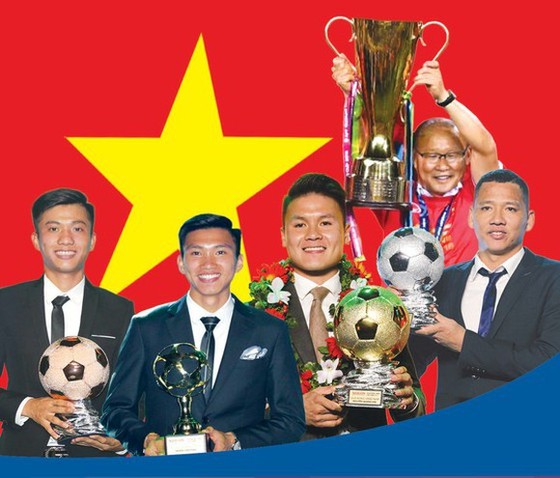 Các cầu thủ được tôn vinh tại lễ trao giải Quả bóng vàng 2018. Ảnh: HOÀNG HÙNG - Infographic: THÁI AN