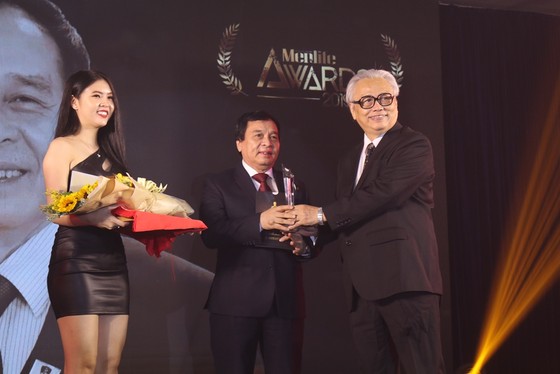 Hiệu trưởng Trường ĐH Nguyễn Tất Thành được vinh danh tại Lễ trao giải Men&life Awards ảnh 1