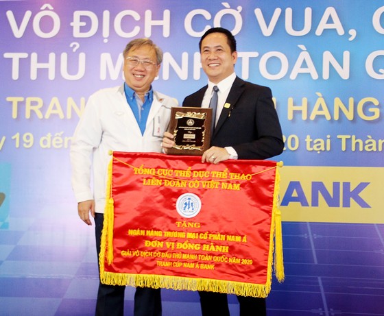 Ông Mai Bá Hùng, Phó Giám đốc Sở Văn hóa và Thể thao TP.HCM trao tặng cờ và cúp lưu niệm cho Ông Hà Huy Cường – Phó Tổng Giám đốc Nam A Bank