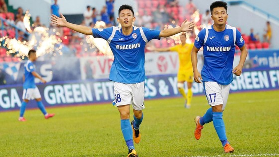  Cầu thủ trẻ Nguyễn Hai Long (trái) thể hiện ấn tượng  ở V-League 2020. Ảnh: MINH HOÀNG