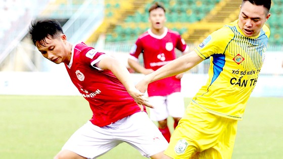 CLB Phố Hiến (trái)  là ứng cử viên thăng hạng V-League 2022. Ảnh: P.NGUYỄN