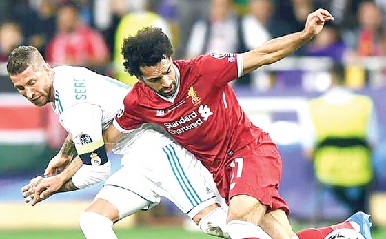 Real Madrid (trái) khiến Liverpool lu mờ  trong trận tứ kết lượt đi
