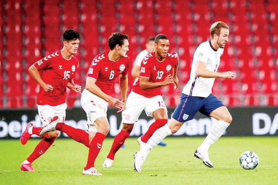 Các cầu thủ Đan Mạch sẽ không để Harry Kane (phải) và tuyển Anh thoải mái chơi bóng tại Wembley