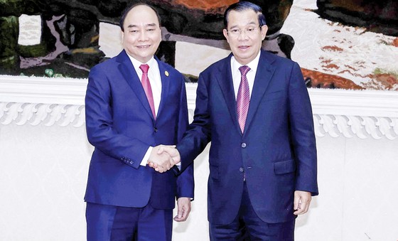 Chủ tịch nước Nguyễn Xuân Phúc thăm Vương quốc Campuchia: Vun đắp mối quan hệ hai nước ngày càng đơm hoa kết trái ảnh 1