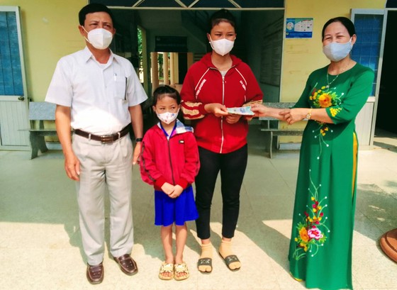 Trao 29,5 triệu đồng giúp hoàn cảnh khó khăn ảnh 2